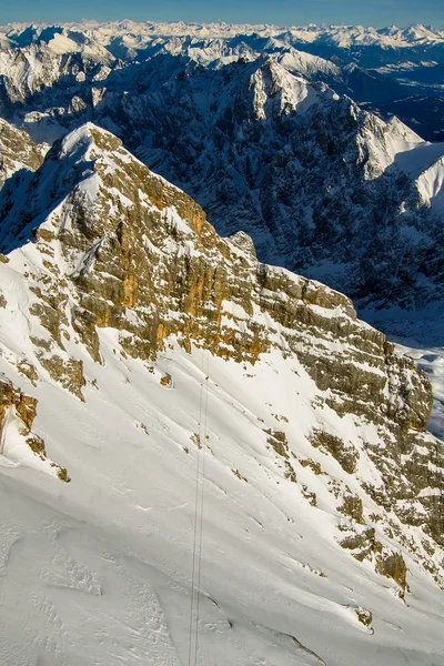 Vacker utsikt från högsta berget peak Zugspitze nära Garmisch Partenkirchen. Kall vinterdag med fantastisk utsikt på flera toppar. Bayern, Tyskland. — Stockfoto