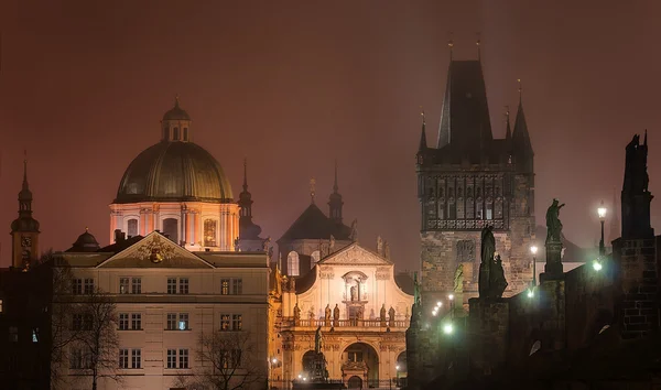 Altstadt dominiert Prag — Stockfoto