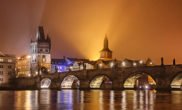 霧冬、プラハ、チェコのカレル橋 — ストック写真