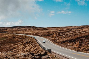 Carretera cerca del volcan Chimborazo. Chimborazo villasına giden yol ayısı..