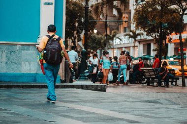 Öğleden sonra Guayaquil şehir merkezinde kalabalık bir yer. El centro de Guayaquil en la tarde con vendedores Ambulans. Guayaquil, Guayas Ekvador; 20152020