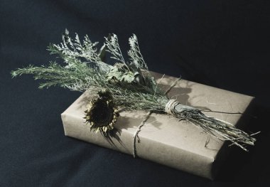 Kraft kağıt hediye kutusu, kurumuş ayçiçeği süsüyle hediye.