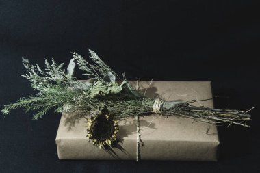 Kraft kağıt hediye kutusu, kurumuş ayçiçeği süsüyle hediye.