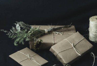 Kraft kağıt hediye kutusu, kurumuş ayçiçeği süsüyle hediye.