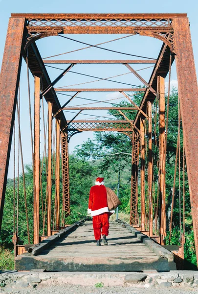 Uomo Vestito Babbo Natale Che Cammina Vecchio Ponte Concetto Natale — Foto Stock