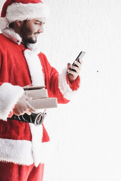 Joven Latino Vestido Santa Claus Con Celular Regalos — Foto de Stock