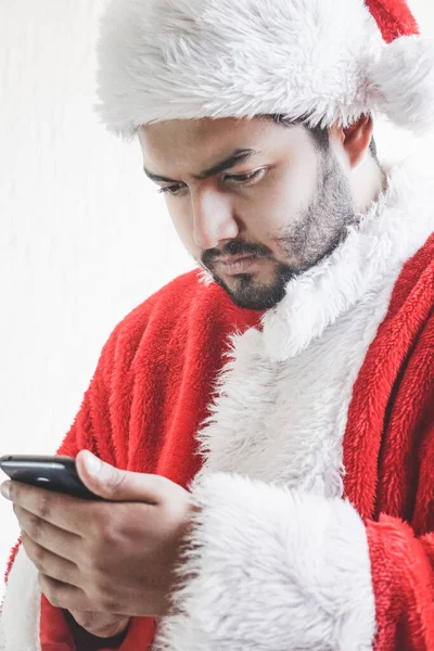 Jovem Latino Vestido Como Papai Noel Com Seu Telefone Celular — Fotografia de Stock