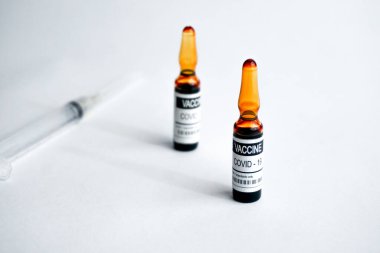 COVID-19 aşı konsepti, koronavirüs aşısı, yeni korona virüsü enfeksiyonu için aşı ve tedavi, beyaz arkaplan