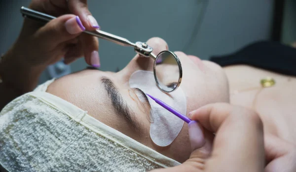 Jonge Vrouw Krijgt Natuurlijke Lash Lifting — Stockfoto