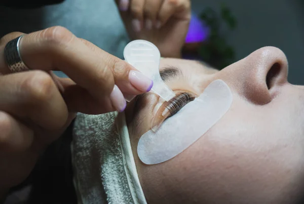 Mulher Jovem Recebendo Tratamento Natural Elevação Pestanas — Fotografia de Stock