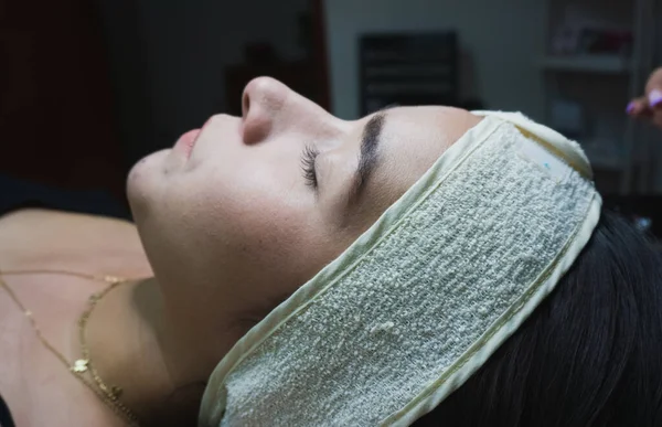 Jovem Pronta Para Receber Tratamento Facial — Fotografia de Stock