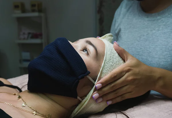 Jovem Pronta Para Receber Tratamento Facial — Fotografia de Stock