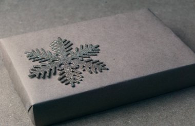 Noel süslemeli hediye kutusu