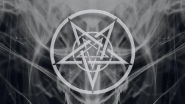Havada ters pentagram var. Sihirli sembol. Siyah arkaplanda hareket eden duman