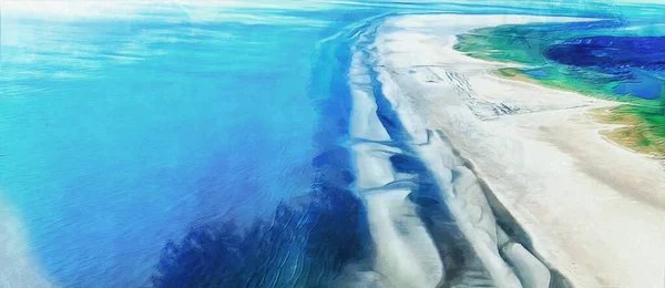 Deniz dalgaları sahili silip süpürüyor. Geniş panoramik görüş. Sanatsal çalışma