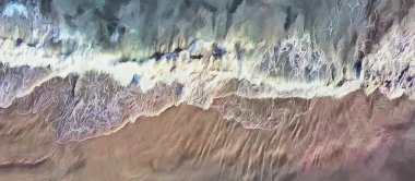 Deniz dalgası sahili yıkıyor. Panoramik manzara. Sanatsal çalışma