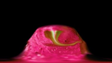 Siyah arkaplanda soyut bir madde