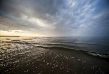 Sakin Baltık Denizi ve renkli gökyüzü günbatımı