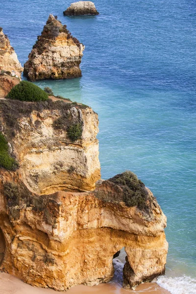 崖と海 - ポンタ ・ ド ・ ピエダデ ポルトガル — ストック写真