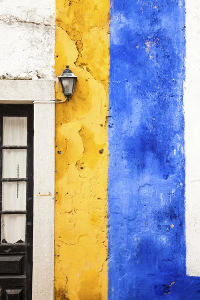 Pintoresca pared amarilla y azul, Obidos, Portugal Fotos de stock