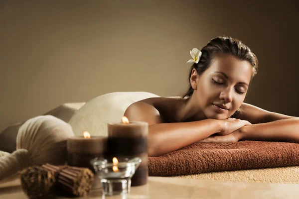 Kız spa salonda rahatlatır