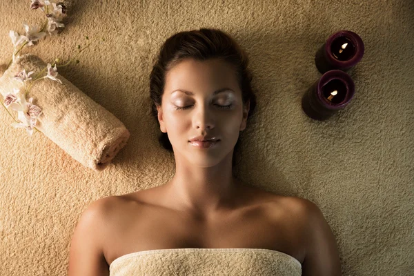 Spa merkezinde kız rahatlatır