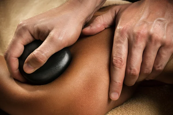 Terapia de pedra - massagem close-up — Fotografia de Stock