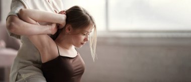 Genç ve güzel bir kız profesyonel masörle birlikte Tayland masajı yaptırıyor. Boşluğu kopyala