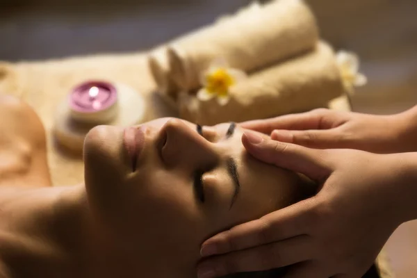 Gezicht spa massage — Stockfoto