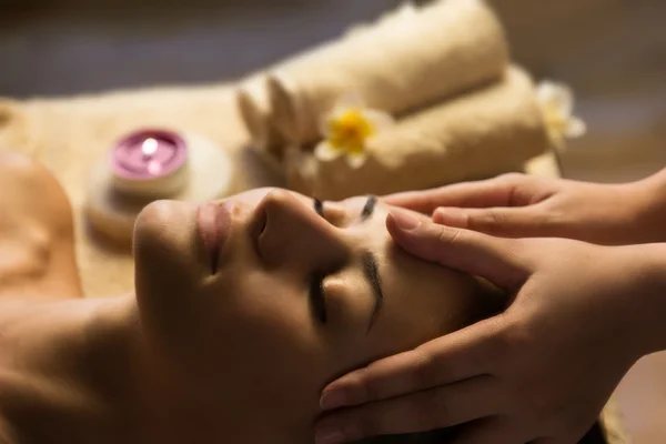 Massagem de spa facial — Fotografia de Stock