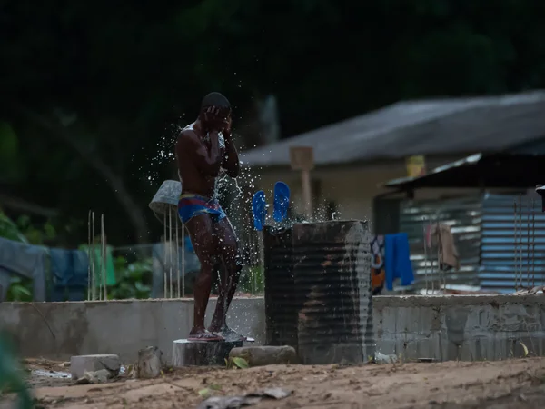 Alacakaranlıkta Afrika yıkar şehrin Bomassa (Kongo Cumhuriyeti oteller) — Stok fotoğraf