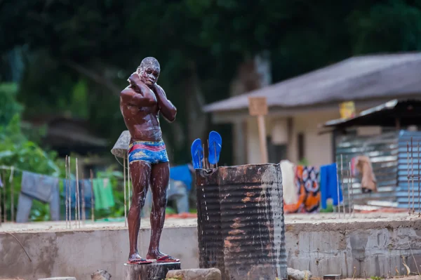 Esmer adam akşam duş (Bomassa, Kongo Cumhuriyeti gülümseyen)