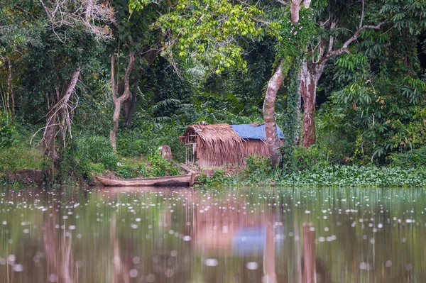 Afrikanska skogen hut återspeglas i vatten (republik av Kongofloden) — Stockfoto