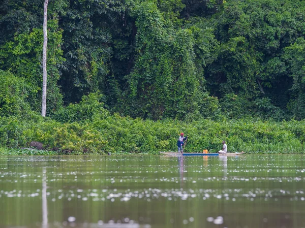 Bir adam bir kano kürek ve onun arkadaşı ile Sangha Nehri (Kongo Cumhuriyeti yelken)