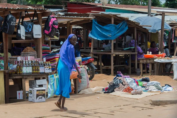 Süße afrikanische blickte zurück, ging auf den Markt (bomassa, Republik Kongo) — Stockfoto