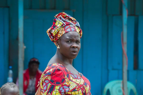 Afrikalı kadın bakmak sırt (Bomassa, Kongo Cumhuriyeti)