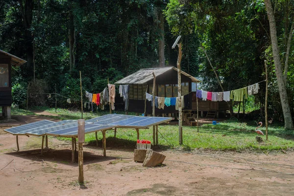 Paneles solares en el patio junto a la cabaña africana (República del Congo ) —  Fotos de Stock