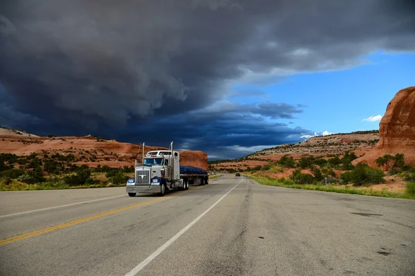 Gök gürültüsü yolda kamyon