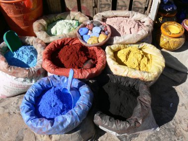 Fas piyasada renkli baharatlar ile çanta