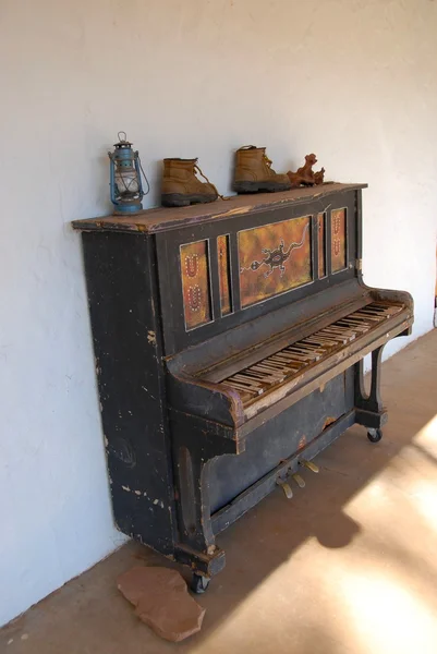 Lâmpada de querosene e botas em um piano antigo em Kings Canyon, na Austrália, perto — Fotografia de Stock