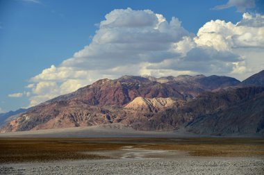 Beyaz bulutlar (Ölüm Vadisi ile mavi gökyüzünün altında kırmızı kayalar)