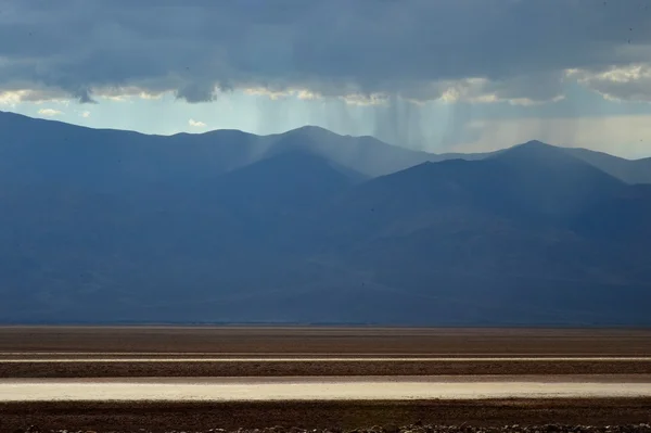 Uzun zamandır beklenen yağmur bulutları ölüm çöl mavi tepeler üzerinde toplandı — Stok fotoğraf