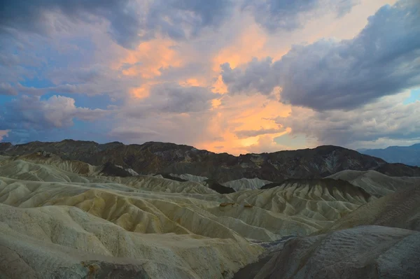 Bulutlar güneşin karanlık kayaların arkasında gizlemek