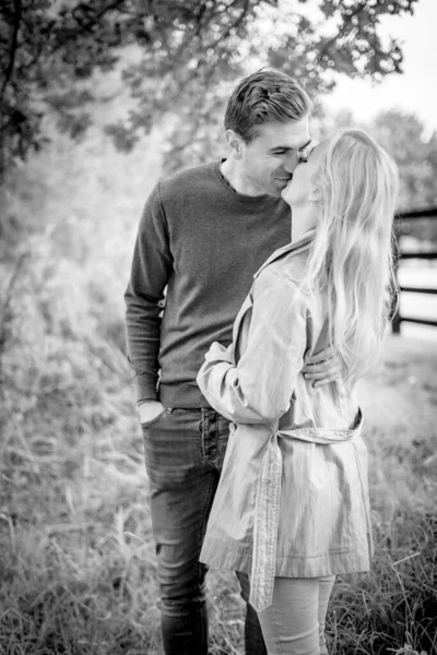 Pareja Joven Enamorada Besándose Aire Libre Blanco Negro Foto Alta — Foto de Stock