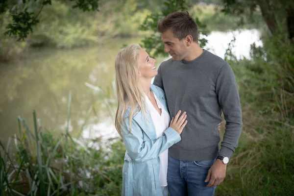 Paar Teilen Einen Intimen Moment Zusammen Freien Einem Fluss Hochwertiges — Stockfoto