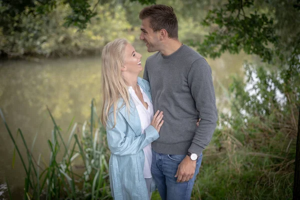 Pareja Compartir Momento Íntimo Juntos Aire Libre Por Río Foto — Foto de Stock