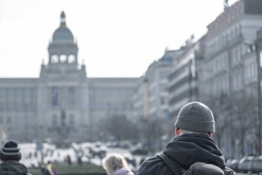 Ulusal Müzenin Önündeki Bir Adamın Kafasının Arkası, Wenceslas Meydanı, Prag, Manzara