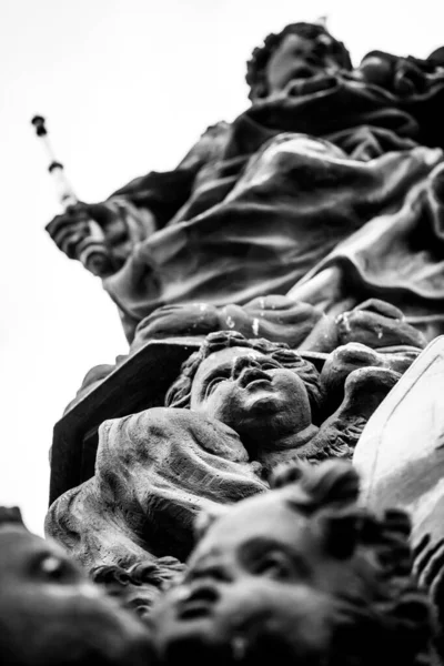 Uma Estátua Muitos Querubins Ponte Charles Praga Preto Branco — Fotografia de Stock