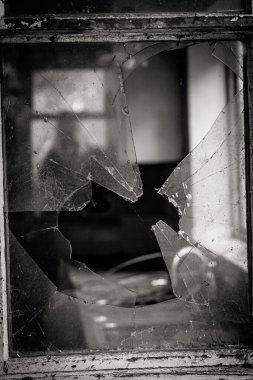 Bir Derelict Binasındaki Kırık Pencereden Görüntü, Portre Yönlendirmesi