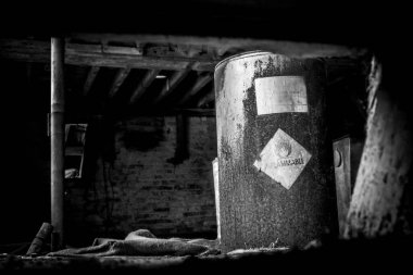 Terk Edilmiş Eski Bir Bina 'da Yanıcı Fıçı Etiketi